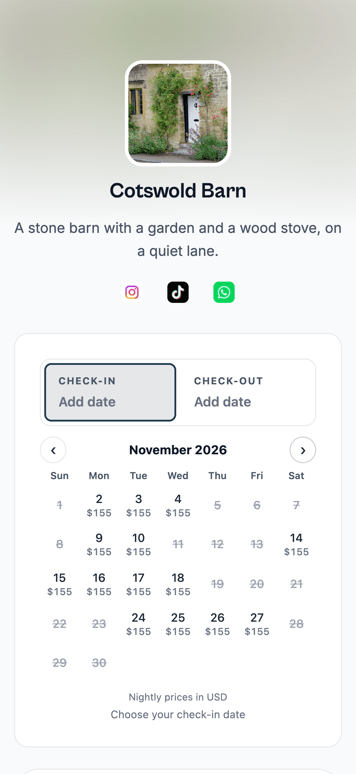 A rental's link page on a phone: its photo, name and description, Instagram, TikTok and WhatsApp icons, and the booking calendar with the price under each free day